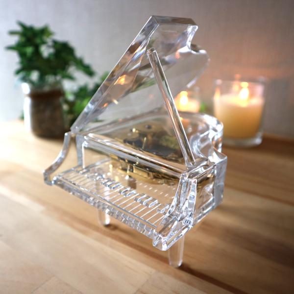 クリスタルのような輝きが美しいグランドピアノオルゴール。オルゴールメカは、1つ1つ当店の職人の手で製造される手作りオルゴール。曲は、ディズニーやジブリ、J-POPなどの人気曲からクラシックなどの定番曲、合唱曲から子供向けの曲など幅広いジャン...