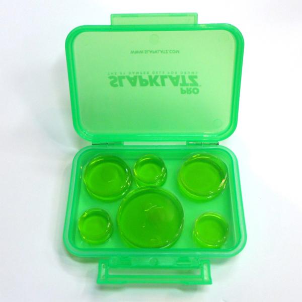 スタジオやライブハウスでドラムを借りるとき、 いつものセットで新しい曲を叩くときなど、トーンやサスティーンを調節したい時におすすめなミュート、 それがこの“SlapKlatz（スラップクラッツ）”です。使い方は至って簡単、ミュートしたい場所...