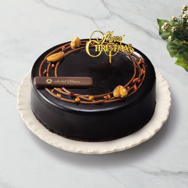 【ご予約は12/12(金) 15時まで】ビターなショコラムース、ヘーゼルナッツショコラシャンティ、キャラメルソースを重ね、食感のアクセントにアーモンド、香りづけにコアントローを使用した贅沢なショコラケーキです【ご予約は12/12(金) 15...