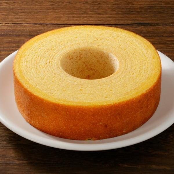 【静岡静岡市】【あいネット】オリジナルバウムクーヘン バターをしっかり感じられるしっとりバウム   富士山の麓朝霧高原で育まれた卵を使用した、本場ドイツの食べ応えのあるプレーンタイプのバウムクーヘンです。●直径約13.5ｃｍ 高さ4ｃｍ●賞...