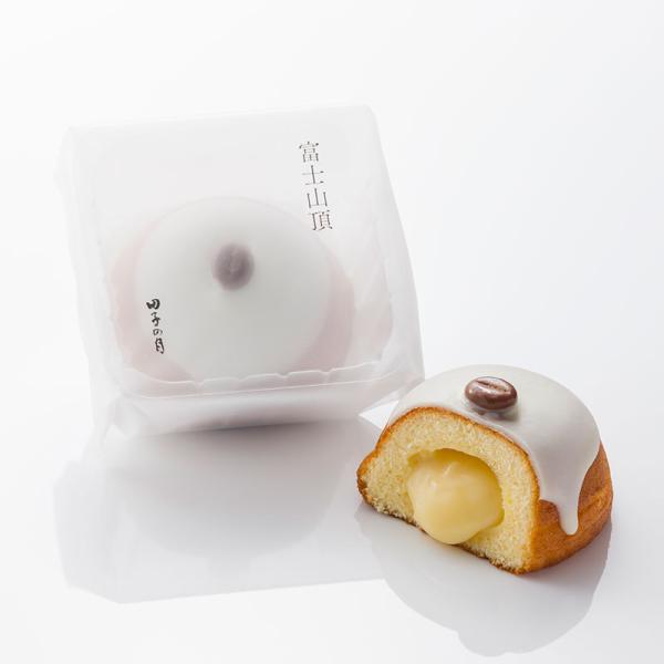 富士山麓の牛乳と上質な生クリームを使用し、なめらかに仕上げた特製カスタードクリームを、しっとりとしたスポンジに詰めました。ホワイトチョコと、頂きにコーヒー味のチョコをあしらい、雪化粧した富士山に見立てました。【お届けについて】・5/1〜9/...