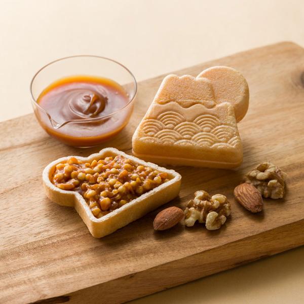 ミルキーで香ばしいキャラメルに、くるみ、アーモンド、あられ、刻んだオレンジピールを加え、もなか皮に詰めました。サクサクのもなか皮とキャラメルフィリングの味わいが癖になります。【お届けにつきまして】・「のし」・メッセージ等はお付けできません。...