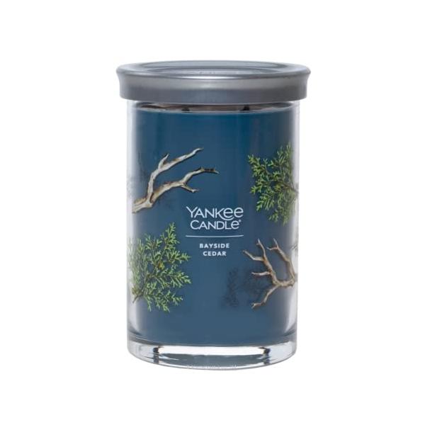 【商品概要】ヤンキーキャンドルから人気急上昇の植物性原料（ソイワックス）をブレンドしたシグネチャーコレクションです。香りが広がりやすい2本芯タイプです。香りを長時間楽しめます。フタもキャンドルのベ−スになります。燃焼時間は約60〜100時間...