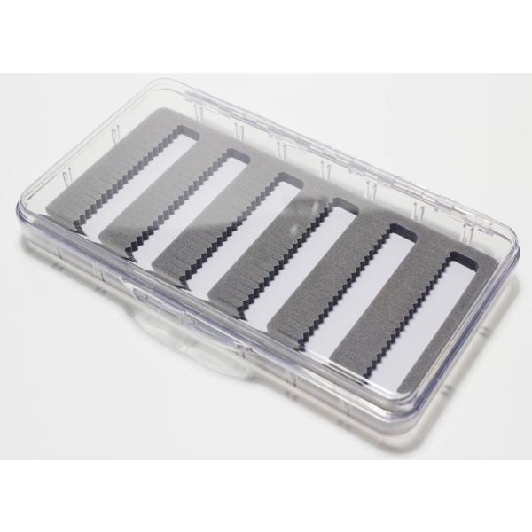 【商品概要】プラスチック製の軽量で丈夫なボックスです。透明で中のフライ（毛ばり）を確認しやすい。片面開き。スリットフォーム仕様。【商品説明】【商品詳細】ブランド：アキスコ(AXISCO)商品種別：スポーツ＆アウトドア商品名：アキスコ(AXI...