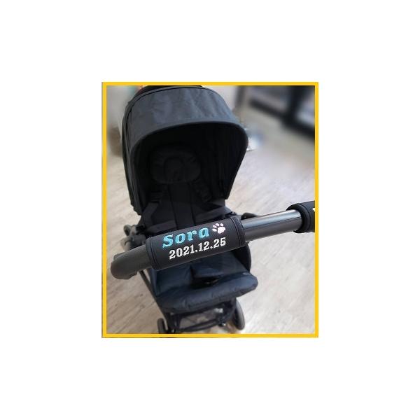 ペット用バギーやベビーカーのグリップ部分に便利なハンドルカバーに、刺繍で文字をお入れします♪カバーはクッション性のある生地で、握り心地抜群！マジックテープで簡単に装着できます^^＜サイズ（開いた状態）＞タテ約１５cm  × ヨコ約１１cm、...