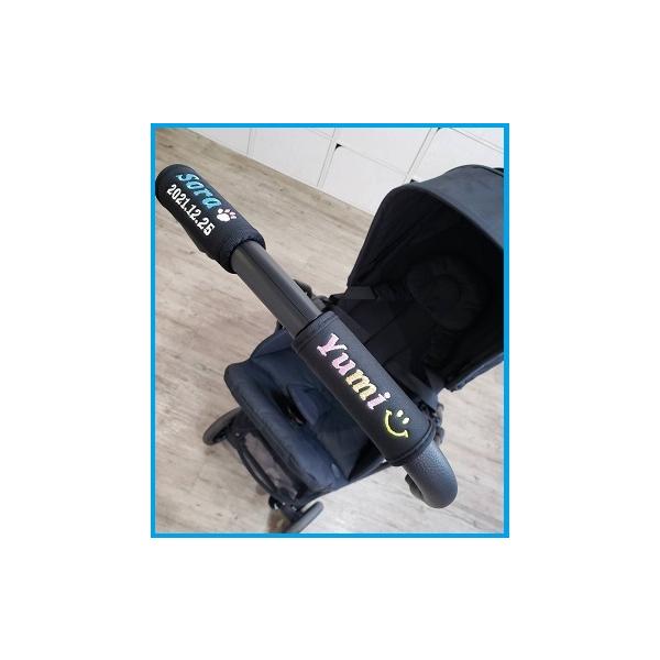 ベビーカーやバギーのグリップ部分に便利なハンドルカバーに、刺繍で文字をお入れします♪カバーはクッション性のある生地で、握り心地抜群！マジックテープで簡単に装着できます^^＜サイズ（開いた状態）＞タテ約１５cm  × ヨコ約１１cm、厚さ５m...