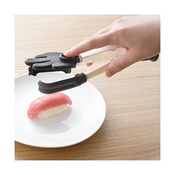 手早くカンタンお寿司の美味しさの条件の一つである「スピード」にも着目し、形状をトング型にすることで片手で簡単に素早く握ることができます。寿司飯を集めてシャリを成型し、ネタを乗せれば ハイできあがり!お寿司に手が触れないから清潔トングで握り、...