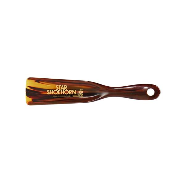 デザインとカラーが印象的なコンパクトな靴べら（シューホーン）。生産は、80年間にわたってmade in USAを守り続け、様々な企業のアドバタイジング（広告）用のシューホーンを提供しているカリフォルニアの老舗メーカーの別注タイプです。海外の...