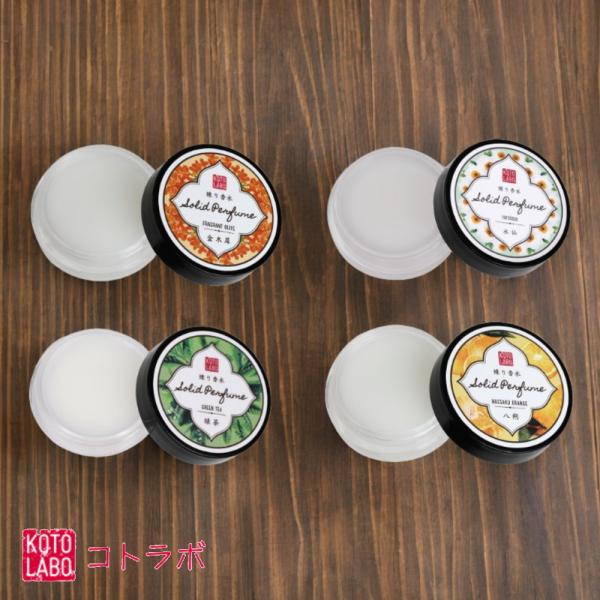 京都から世界に。シアバター配合で保湿ケア・敏感肌にも！ほのかに香る上品で大人の香りを堪能できる練り香水。大人の魅力を引き立てる上品な仕上がり。きつすぎず、自然な香り立ちが特徴です。持続時間は約2〜3時間程度。バームタイプなので保湿ケアにも使...