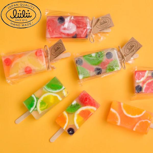 本物のフルーツアイスキャンディーみたいな手作り石けん。純植物性石けん素地から作られた、保湿効果が高く肌にやさしいグリセリンソープ。 中のフルーツを作ってからカットして、透明石けんの中に入れるというこだわりの作りになっています。フルーツのみず...