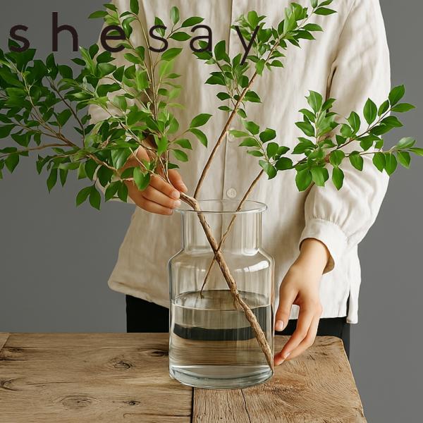 口が広くて活けやすい　リューズガラス フラワーベース ネック環境にやさしい再生ガラスを使用して作られた「リューズガラス」シリーズは、どこか懐かしさを感じさせる素朴で優しい風合いが魅力です。その中でも特に人気を集めているのが、こちらのフラワー...