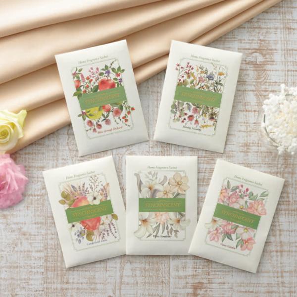 シンクンセントは、ふわりと香る風の中に、絶妙に調和した優雅な草花やフレッシュな果実、爽やかなソープやムスクの香りが漂うサシェ。日常を晴れやかで贅沢な瞬間に変える心地よい香りです。時間の経過とともに変化していく香りもお楽しみください。・ホワイ...