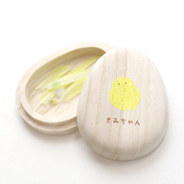 実は鳥を飼っている8割が集めている鳥の羽根。しかし、保管する入れ物がなく、空き箱やビンに入れて保管する人がほとんど。愛おしい子のキレイな羽根だから ちゃんとした入れ物でいつまでもキレイにとっておきたい！そんな鳥好きの願いを形にしました。中に...