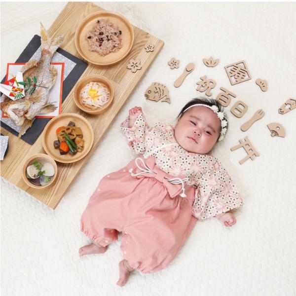 ＼ ずっと記憶に残る100日祝いに ／赤ちゃんの成長の大切な節目、100日の記念に・・・♪100日祝い用木製バナー。1）家庭で簡単に100日のフォトスタジオ風写真が残せる【moqmo】のモクモバナー《木製レターバナー》の100日祝いバージョ...