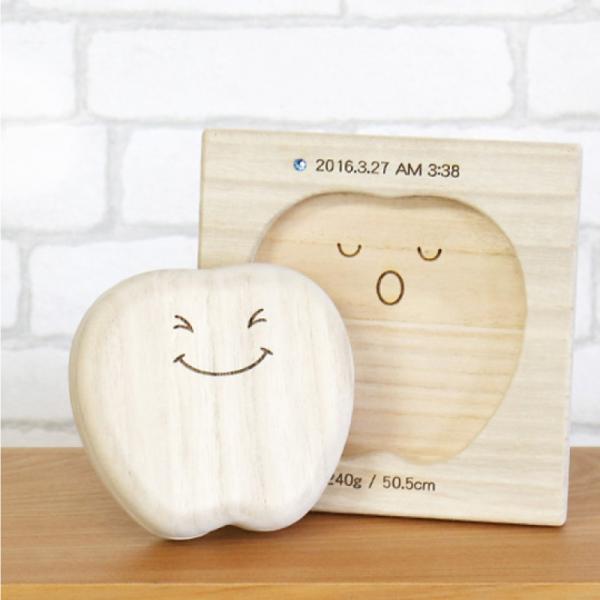 ティース君を可愛く飾るシングルスタンドにスクエアタイプが登場！！1人分のティース君を飾るスタンドです。出生記録を彫刻サービス☆ご希望の方、誕生石もお付けします☆あんしんの国産、職人による手仕上げです。出産祝い　出産内祝い　誕生日　の　プレゼ...