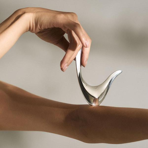 フランス語で「小さな丘」という意味のcollinette(コリネット)は、アルミ製のリラクセーションツールです。自然界の様々な要素をもとにデザインされたcollinette seriesは、流れるような有機的なラインを持ち、顔や全身に添うよ...