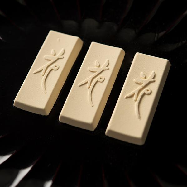 小布施の里の古名である「逢瀬」の名を冠した落雁です。赤えんどう豆と上質な砂糖に和三盆を加えました。馥郁たる甘みがあとを引く、香り高い逸品です。原材料：赤えんどう（国産）、砂糖、和三盆、糖蜜商品内容：18枚（6枚ずつの真空パック）箱サイズ：2...