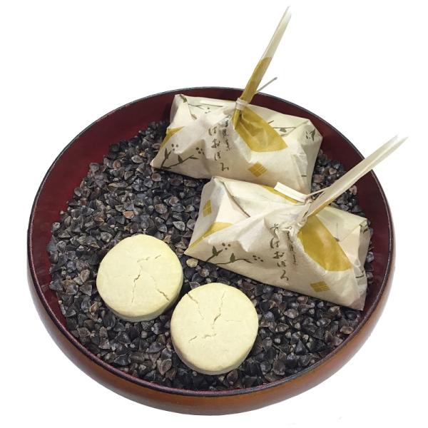 創業90年を迎える長野の老舗菓子店「旬彩菓たむら」ほろほろとした食感が最大の特徴です。戸隠産の蕎麦粉を使用し、配合されている小麦粉も長野県産です。甘味は和三盆を使っておりまして、どこか懐かしい優しい甘さとなっております。「蕎麦朧」は、信州を...