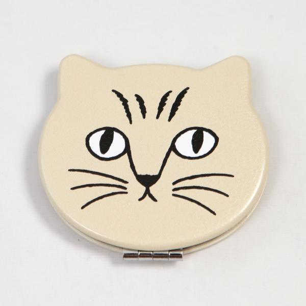ネコのフォルムが愛らしい、松尾ミユキさんデザインのコンパクトミラー。片面は拡大鏡付きで、メイク直しや細かい作業にも便利です。合皮の柔らかな手触りと、個性豊かな表情のネコたちが気分を和ませてくれます。日常使いにも、ギフトにもおすすめです。