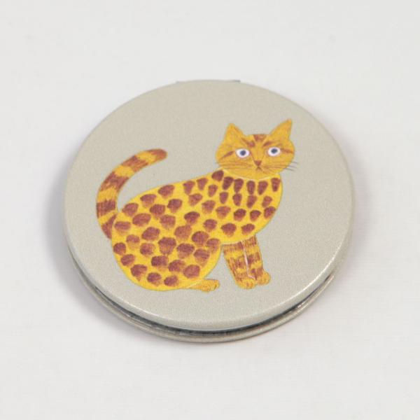 松尾ミユキさんの描く人気のネコたちのコンパクトミラーです。片面は拡大鏡付きで、メイク直しや細かい作業にも便利です。合皮の柔らかな手触りと、個性豊かなネコたちが気分を和ませてくれます。日常使いにも、ギフトにもおすすめです。