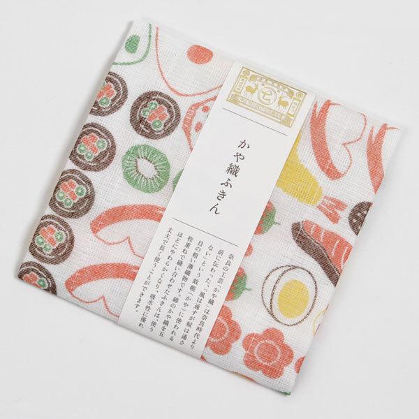 季節のオイシイものをモチーフに染めた蚊帳ふきんです。おにぎり、タコさんウィンナー、卵焼きなど、お弁当に詰めるものが模様になっています。ちょっと美味しそう...。表面は柄、裏面は晒の蚊帳生地を5枚重ねで縫い合わせた丈夫なふきんは、吸水性・速乾...