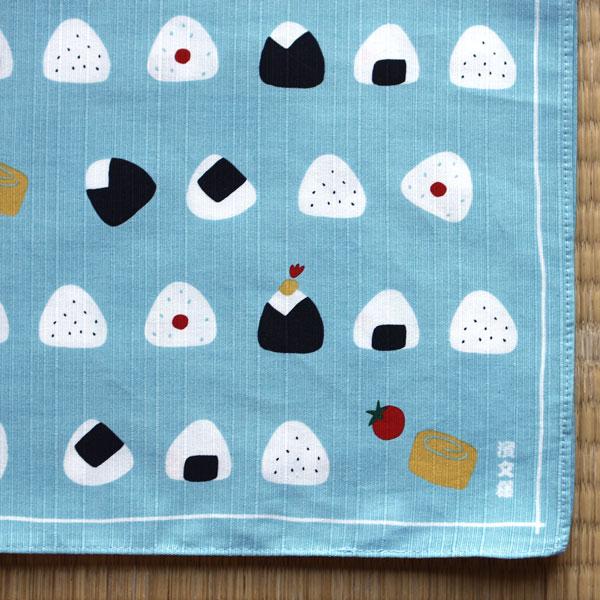 厚手の生地を使用した50cm角の小風呂敷です。50ｃｍ角の小風呂敷サイズなので、お弁当包みや掛け布におすすめですし、飾って楽しんでいただくこともできます。サイズ：縦50×横50cm、綿100％、日本製メール便でお送りできます。