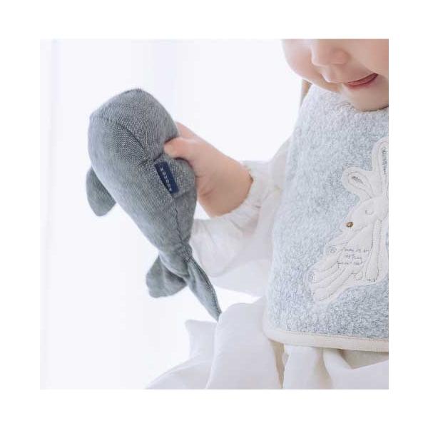 赤ちゃんの小さな手にぴったりの、コンテックス（kontex）のベビーラトル「クジラ にぎにぎ」。今治タオルの老舗メーカーならではのやわらかいタオル生地を使用し、デリケートな赤ちゃんの肌にも安心。軽く握ると可愛い鈴の音がやさしく響き、にぎにぎ...