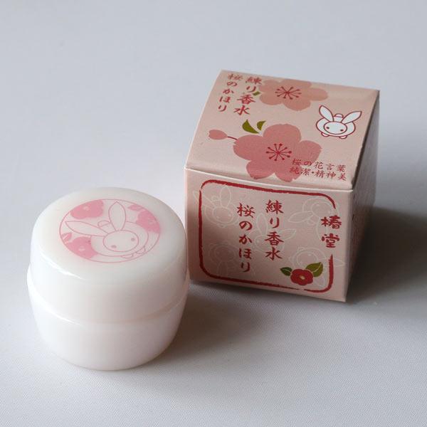 ふわっと香るから気分がいい。優しく香る日本製の練香水です。指先でお肌につけるタイプの香水です。「ふわっと香るから気分がいい。」優しく香る日本製の練り香水です。優しく香りますので、場所を選びません。眠る前などにつけて、リラックスを 楽しむのも...