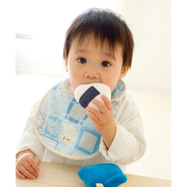 おいしそうなたべものガラガラ！迷わずプレゼントできるプチギフト◎クラフトバッグのパッケージ入りで本当にたべものみたい！ベビーの性別を問わず渡せる便利なプチギフトです。布製だから口に入れても安心です。まるでおにぎりを食べているみたいで愛らしく...