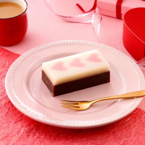 [Release date: February 1, 2026]可愛いハートをあしらったミルク風味の羊羹に、クルミとオレンジピール入りのチョコ羊羹をあわせた二層仕立て。バレンタインの贈り物に、また大切な人への感謝の気持ちや想いを伝える一品と...