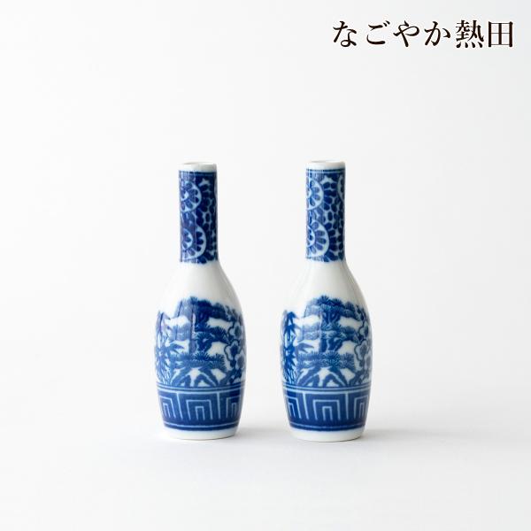 松竹梅を象った縁起のよい銅版神酒、一対。白と青のコントラストが美しい、伝統的な神酒徳利です。東海地方の窯元で伝統に則りシンプルに焼き上げました。艶やかな表面のしっかりとした質感は国産神具ならでは。奉献や神事にはもちろん、ご家庭の神棚や床の間...