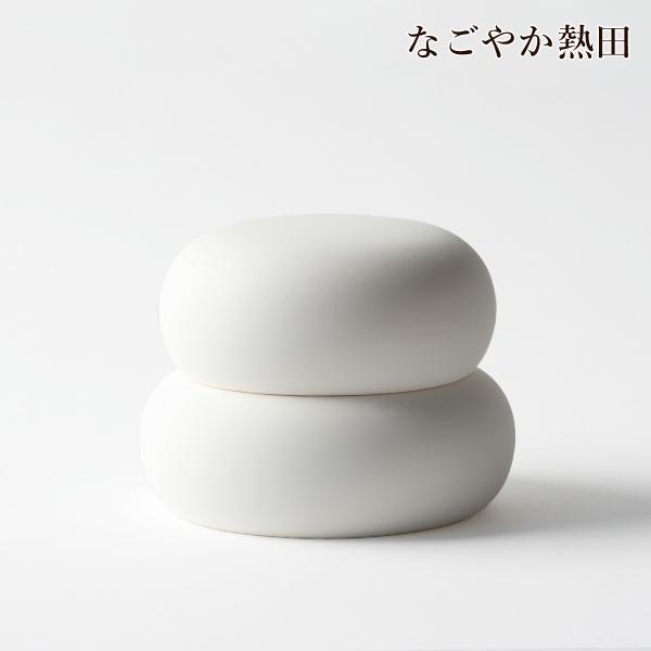 東海地方の窯元でシンプルに焼き上げられる、素焼き陶器のお鏡餅。賞味期限やカビを気にせず、いつまでも綺麗なままで毎年お飾りいただけます。ふっくらとしたフォルム、すべすべな肌触りは本物のお餅のような質感。中は空洞になっており、心遣いのもち米や食...