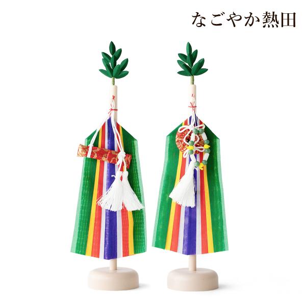 神事の際、祭壇の左右に立てられる真榊(まさかき)神宝を象り、天岩戸神話にその起源があるとも言われる由緒正しい神祭具。そんな神聖な真榊を小さいながらも精巧に再現。国内で丁寧に手作りされる逸品です。色鮮やかな、緑・黄・赤・白・紫の五色の幟の先端...