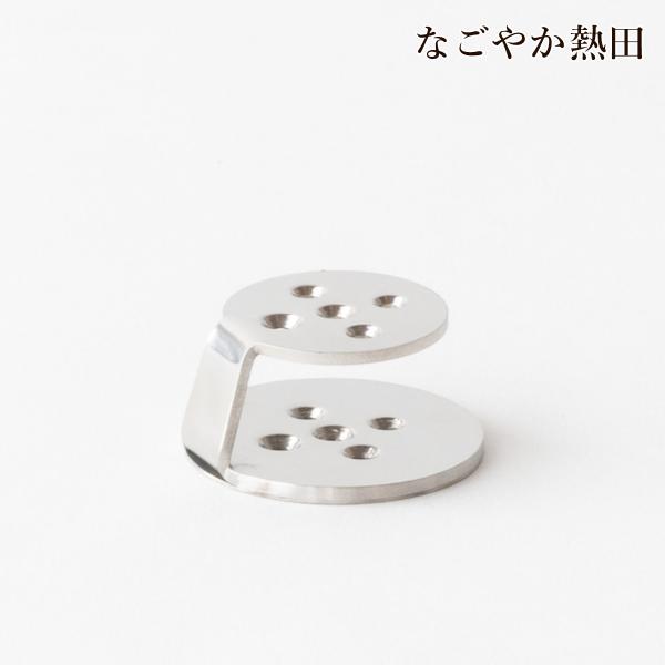 香炉灰が不要でお手入れらくらく、とても小さな線香立て。その日の気分で好きなお皿と組み合わせれば、自分だけのオリジナル線香皿の完成です。丸洗いできる丈夫な18-8ステンレス(SUS304)製で、お線香は最大5本まで差し込み可能。宗派や用途に合...