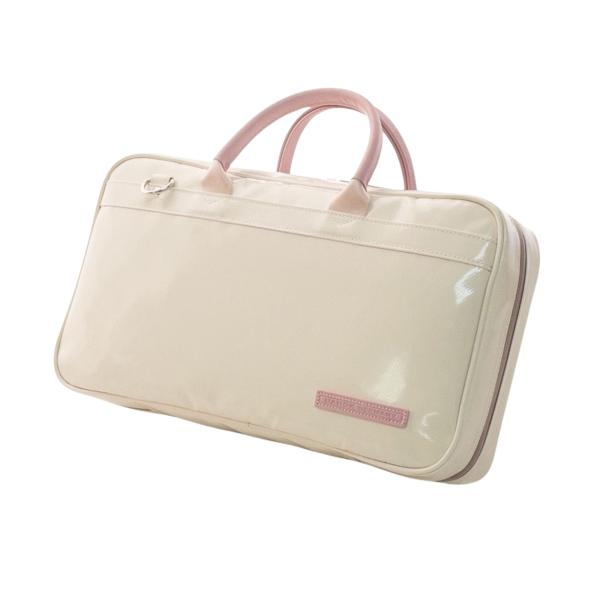 Colorペールアイボリー / ピンクベージュ・本革ピンクエンブレム上品なペールアイボリーに、ピンクベージュのハンドルと同色ショルダーベルトを合わせた大人の色コンビネーション。本革ライトピンクのロングエンブレムです。内装の起毛生地は、ライト...