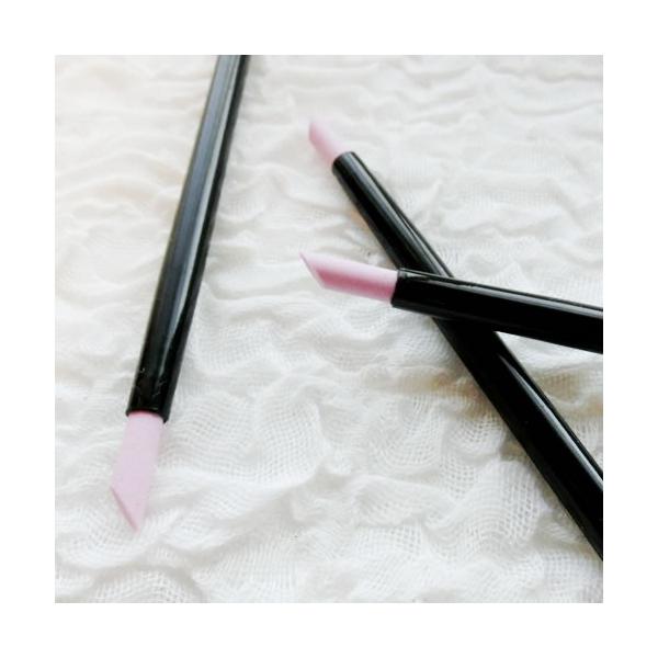 甘皮のお手入れや、爪の際のサンディングに先端がセラミックのプッシャーです。サロンでもおなじみのケア用品。甘皮部分を軽くこすれば、爪にはりついている甘皮も簡単にケアすることができます。また、乾いた状態で爪の際部分を軽くサンディングすることで、...