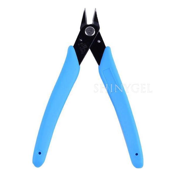 ※メール便で送れませんスタッズなどの大きめのパーツも簡単に取り外せる便利なクリッパー。●材質：ステンレス鋼●サイズ：12.5×9cm※ご注意※刃先が鋭利ですので、取り扱いには十分ご注意ください。