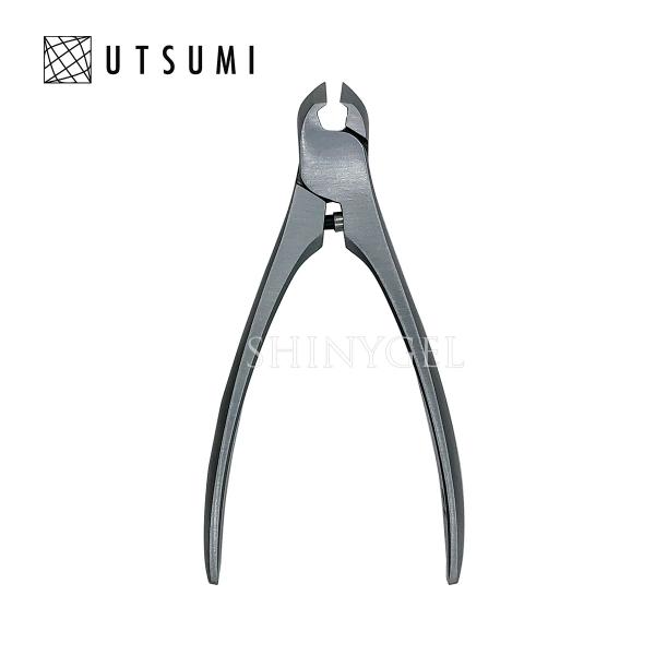 ※メール便で送れません美容師が使用する高品質シザーを作る、国産メーカー『内海（UTSUMI）』製品のアクリルニッパーです。刃と周辺の形状をアクリル専用にすることにより、ネイルに対しより横向きにカットすることができるようになりました。ジェルネ...