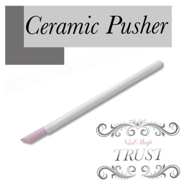 セラミックプッシャー　ジェルネイル　プレパレーション　ネイルケア甘皮処理の必需品！！握りやすいコンパクトペンタイプのセラミックプッシャー甘皮処理に最適なネイルツールです。長さ１３６ｍｍ　プッシャー部分：１８ｍｍカラー：ホワイト【商品について...