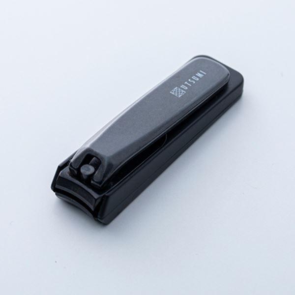 ブラック刃物の町、岐阜県関市の工場にて製造された爪切りです。スタンダードな形状ですが切れ味は一味違います。シックな黒染め仕様。全長:70mm 全幅18mm 厚み17mm 刃長13mm