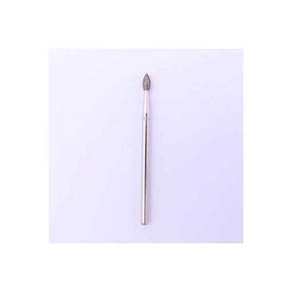 先端をキューティクルの下に入れるようにプッシュアップします。先端は奥まで入らないので、安全なビットになっています。