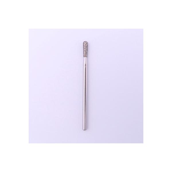 ダイヤモンドシードで上げたキューティクルラインを整えます。先端はラウンドで角がないので、キューティクルを優しく整えます。