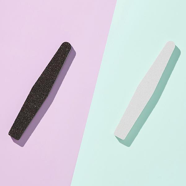 シンプルな美しさを追求した無地デザインのブラックとグレー。ロゴやグリット数などを省きシンプルを追求したフォルムの使い勝手の良い100Gと180G両面タイプです。どんなデスクスタイルにも合わせやすくやわらかく爪の表面全体にムラなくフィット！爪...