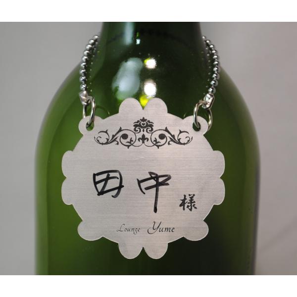 ボトルネームプレート（シルバー/黒）20個セット&lt;BR&gt;ボトルに掛けるプレートで、2層アクリル（シルバー/黒）で作っています。&lt;br&gt;この（シルバー/黒）は表面がシルバー（メタリック調の塗装）でレーザー彫刻で彫ったら...