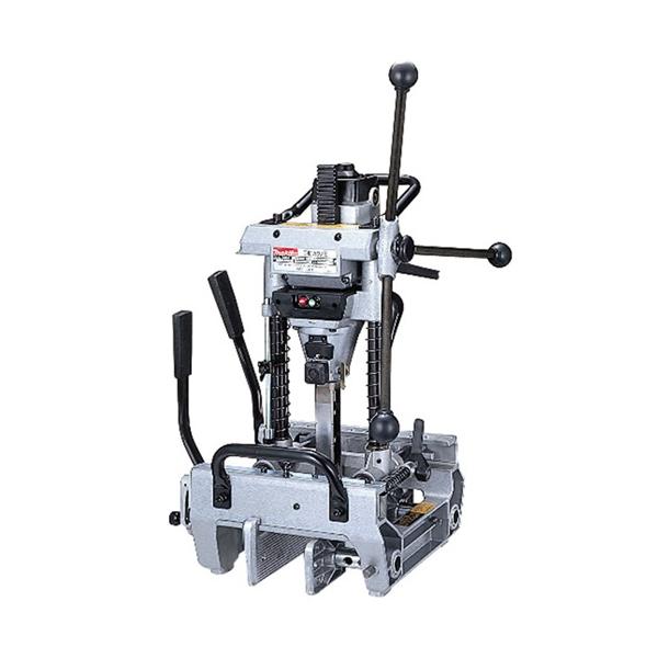 【メーカー】マキタ【品名】手動カクノミ【品番】7304【特徴】●最大切込深さ:125mm(4寸1分)●カーボンブラシの呼び番号:154仕様●穴あけ能力(mm)　　・最大角穴…30×30(1寸×1寸)　　・最小角穴…6×6(2分×2分)　　・...