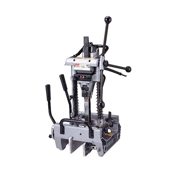 【メーカー】マキタ【品名】5寸カクノミ【品番】7305【特徴】●最大切込深さ:161mm(5寸3分)●カーボンブラシの呼び番号:154仕様●穴あけ能力(mm)　　・最大角穴…30×30(1寸×1寸)　　・最小角穴…6×6(2分×2分)　　・...