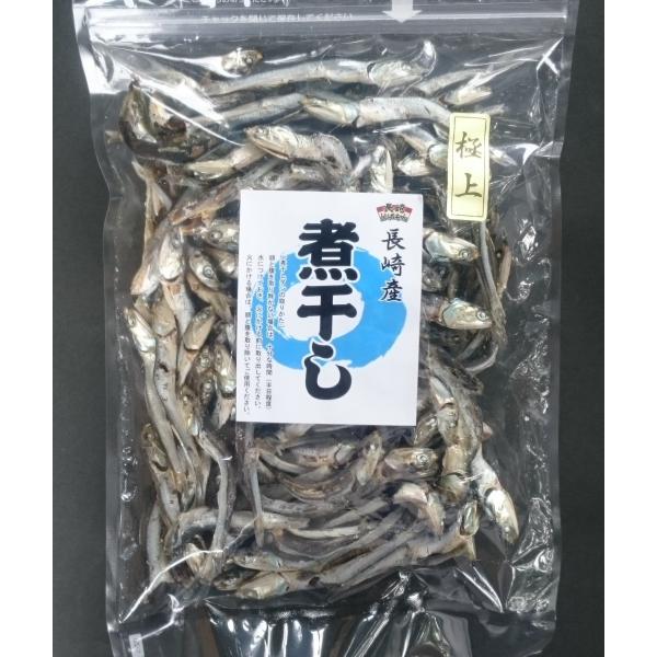 長崎近海で獲れたかたくちいわしを、水揚げしてすぐに茹で上げ乾燥させました。(サイズ：8〜10cm）銀色がかった魚体から、銀タレと呼ばれることもあります。穏やかな内海で育ったこの煮干は、くさみの少ない上品かつ、濃い出しがとれます。[商品情報]...