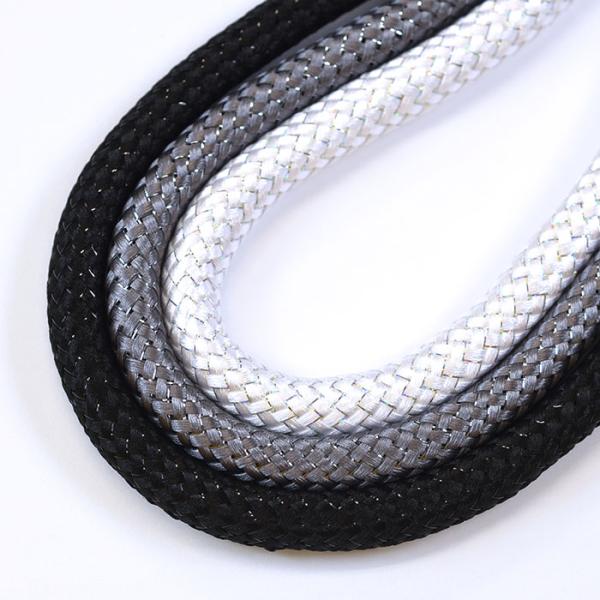 丈夫なパラコード風の構造にキラリと光るラメを織り込んだ、高級感あふれるデザインの9mmコードです。●この製品は商用利用可能です。素材：ポリエステル100%/長さ：約1.6m/厚み：約9mm【ラインナップ】AWH：オーロラホワイト / LSV...