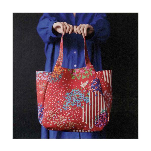 【材料】表地（柄生地）110cm幅×90cm / 裏地（無地生地）110cm幅×75cm / 接着キルト芯　95cm幅×75cm / 接着芯（中厚）　95cm幅×40cm / マグネットボタン（縫い付けタイプ）2cm幅　1組【出来上がりサイ...