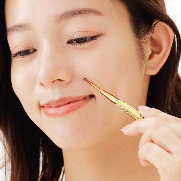 筋膜をポス、ポスと心地よく刺激して、スッキリとした小顔をサポートします！内蔵されたバネが先端を伸縮させ、圧力を均等にかけるので、優しい刺激が楽しめます。半球体のデザインだから、目元や口元のマッサージにもぴったり。毎日のケアに取り入れて、リラ...